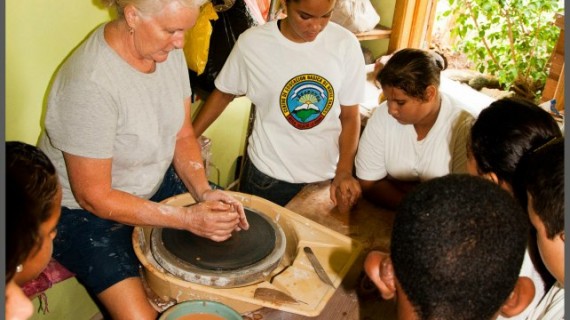 Sharon Taylor demonstrates Pottery Techniques to Students of federal school Utila